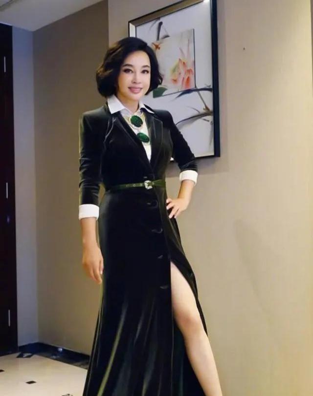 刘晓庆真不服老，穿高开叉裙子秀大长腿，这身材真不像65岁！