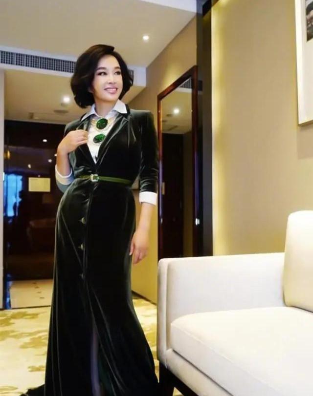 刘晓庆真不服老，穿高开叉裙子秀大长腿，这身材真不像65岁！