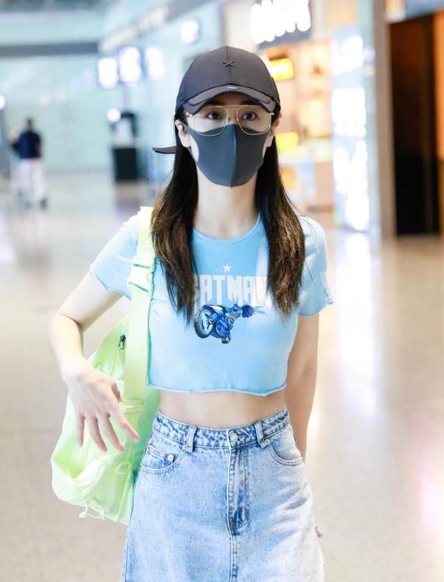 刘芸一身潮装现身机场，露脐T恤搭配斜边牛仔裙，身材真好！