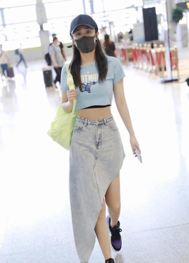 刘芸一身潮装现身机场，露脐T恤搭配斜边牛仔裙，身材真好！