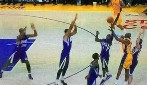 NBA违反常理5大瞬间，乔丹闭眼罚球 詹姆斯背着伊巴卡上篮