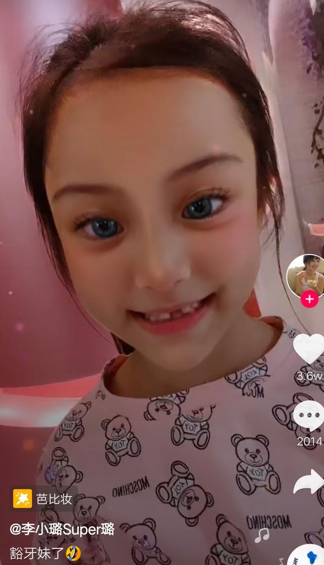 李小璐带女儿录视频，甜馨完美遗传妈妈基因，这个微笑一模一样！
