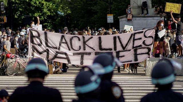 特朗普痛批纽约市官员，给黑人武装开绿灯，是对美国执法部门冒犯