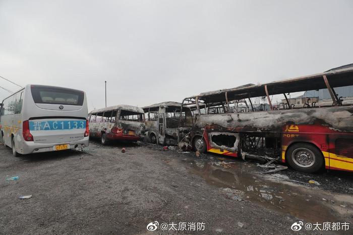 太原 长风东街一停车场火烧连营 7辆大巴车“葬身火海”