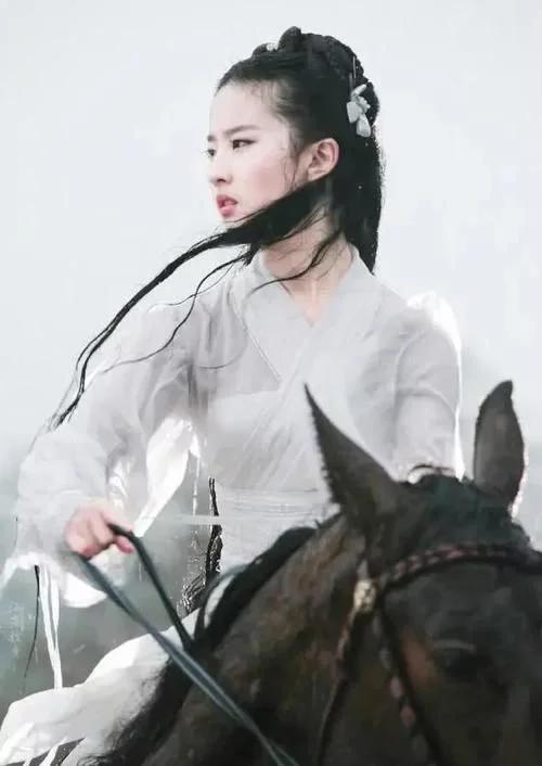 刘亦菲《神雕》删减戏份曝光，小龙女雨中骑马，浸湿衣服