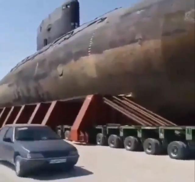 奇观！伊朗公路上现俄制基洛级潜艇，由重型卡车拖着前进
