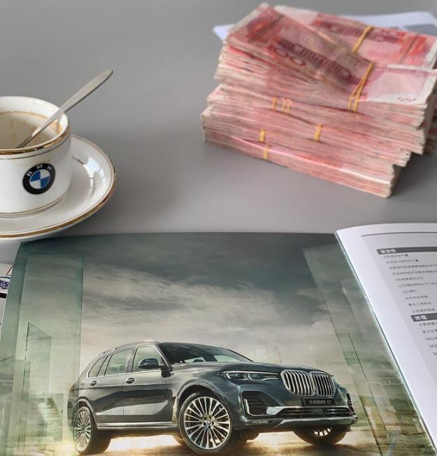 为表诚意持现金买车，边喝咖啡边谈价，最后140万买到宝马X7现车