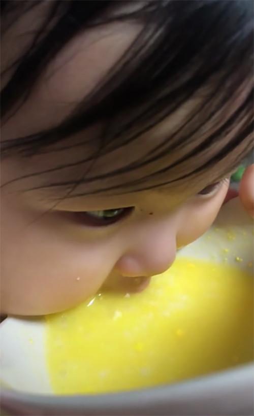1岁宝宝吃饭自娱自乐，喝粥变成吹泡泡，网友：遭遇总是如此相似