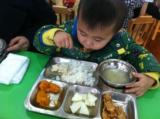 怎样确保孩子在幼儿园吃得饱又能吃得好？家长只需要做好4点