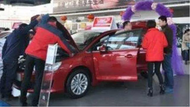 ​4S店要求加价才能提车，小伙：已交全款，对方还说我笨到家了