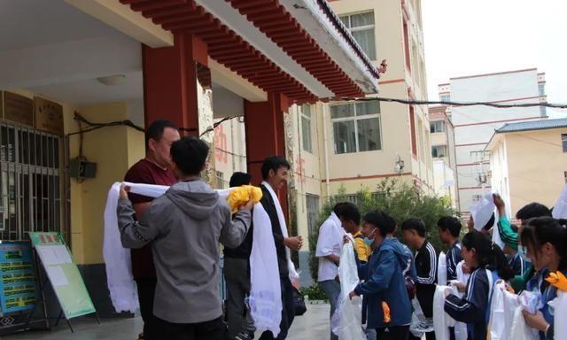 又一年高考毕业季，来看看藏区的孩子怎么告别母校的！