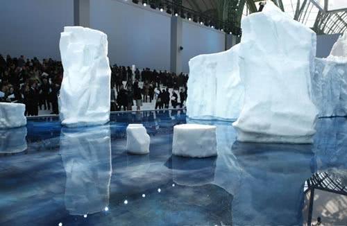 10年前的香奈儿，老佛爷将“冰山”空运到秀场，时尚界的大龙头！