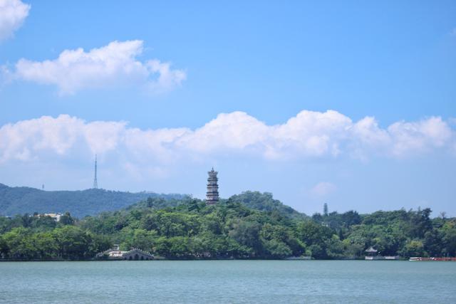 广东有一座鹅城，拥有1700多年历史，也有一座西湖，环境宜居