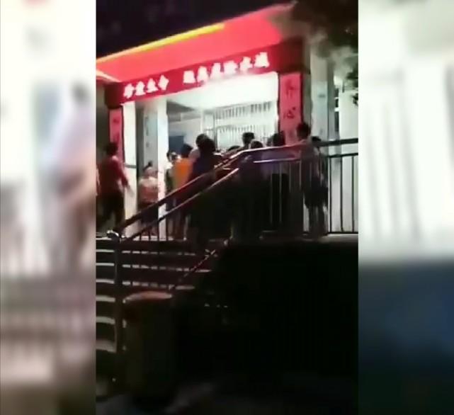 惠州小学老师疑诱奸多名女同学被愤怒的家长围殴，警方：已被刑拘