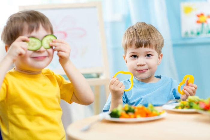 怎样确保孩子在幼儿园吃得饱又能吃得好？家长只需要做好4点