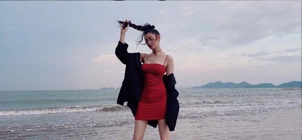 张天爱晒夏日美照，穿超短紧身吊带裙曲线玲珑，这身材娱乐圈少有