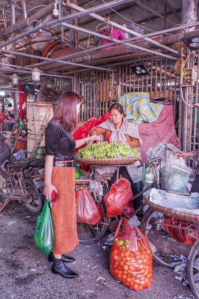 逛越南早市，自行车商贩成风景，一辆自行车就担负起一家人的生计