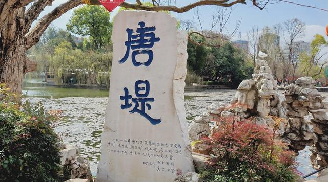 云南最美的的免费公园，精致小巧犹如江南庭园，周末过去游人如织