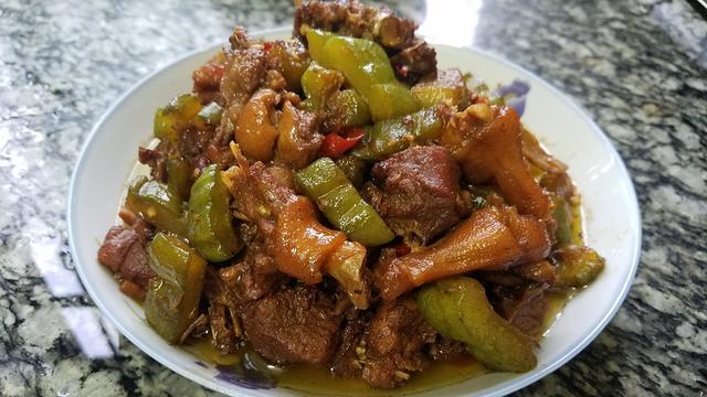 苦瓜焖鸭，广东香喷喷的一道美食，又香又好吃，做法也简单