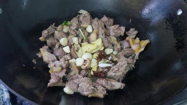 苦瓜焖鸭，广东香喷喷的一道美食，又香又好吃，做法也简单