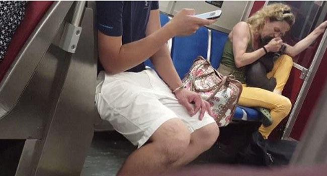 女子带宠物狗坐地铁，接下来她对狗的一个动作，让人愤怒不已！