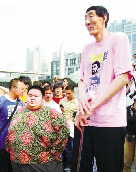 2米巨人鲍喜顺不听医生劝告，57岁执意生下一子，孩子现状如何？