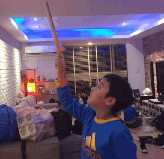 马景涛自己家豪宅客厅饭厅都装蓝色灯光