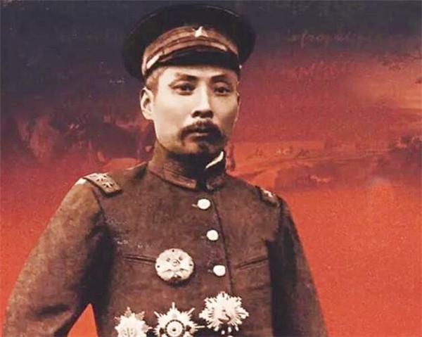 当年，陆荣廷被苏元春处决前，他看了一眼苏元春家属，不料被释放
