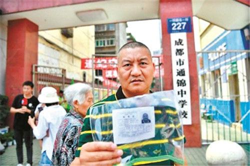 “高考最牛钉子户”梁实，考了23年，头发越考越白，分数没啥变化