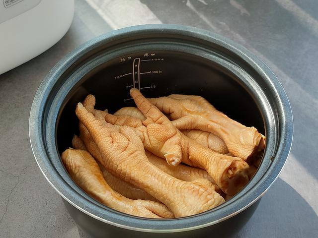 香卤鸡爪的最简单做法，简单腌渍一下，电饭煲叮一下就搞定