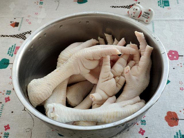 香卤鸡爪的最简单做法，简单腌渍一下，电饭煲叮一下就搞定