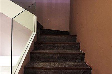 楼梯玻璃扶手最恰当高度是多少？听听内行人的说法