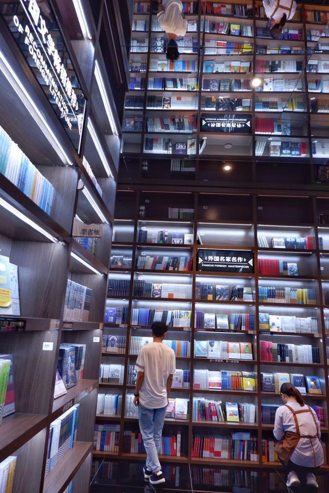 贵阳最美书店如同进入天空之镜，每天吸引游客上万，看书的却很少