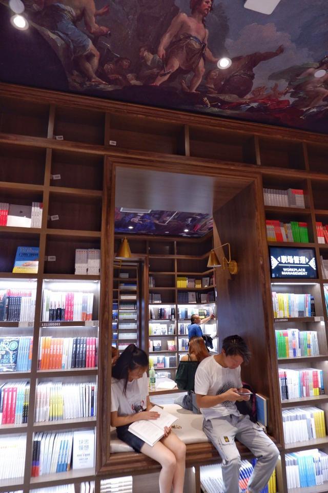 贵阳最美书店如同进入天空之镜，每天吸引游客上万，看书的却很少