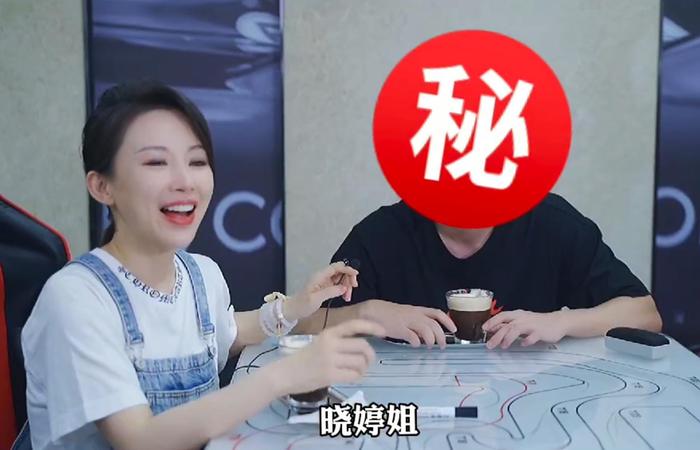 38岁潘晓婷豪宅豪车都不缺，多张近照公开，神秘男成焦点！