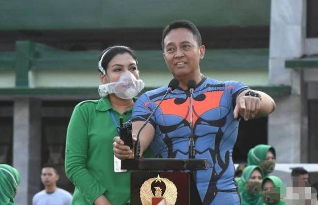 印尼高官妻子因戴炫酷口罩引热议！价格高达万元被质疑炫富！