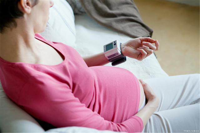 怀孕中晚期缺氧最常见，孕妇有3个表现代表胎儿不舒服