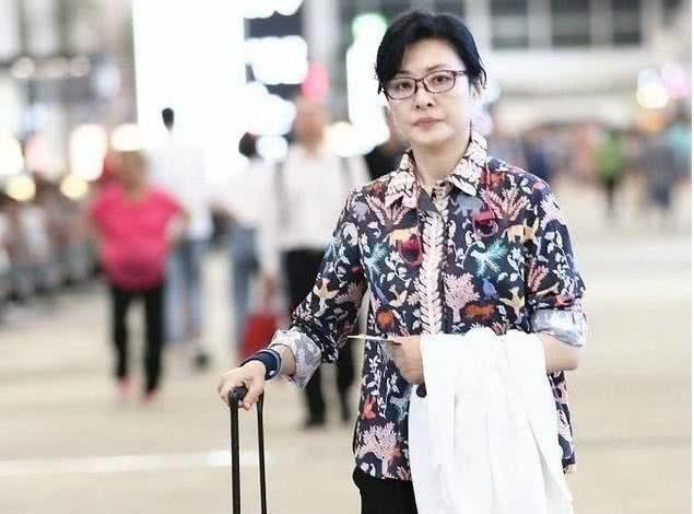 曾是央视一姐，为女儿放弃央视工作，离开央视3年后竟肿成大妈