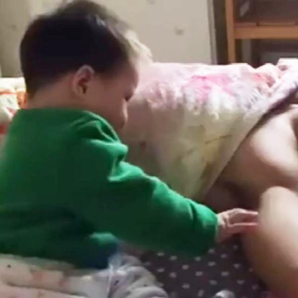 2岁宝宝叫爸爸起床失败，冲爸爸腋窝挠痒痒，被熏的上头了！
