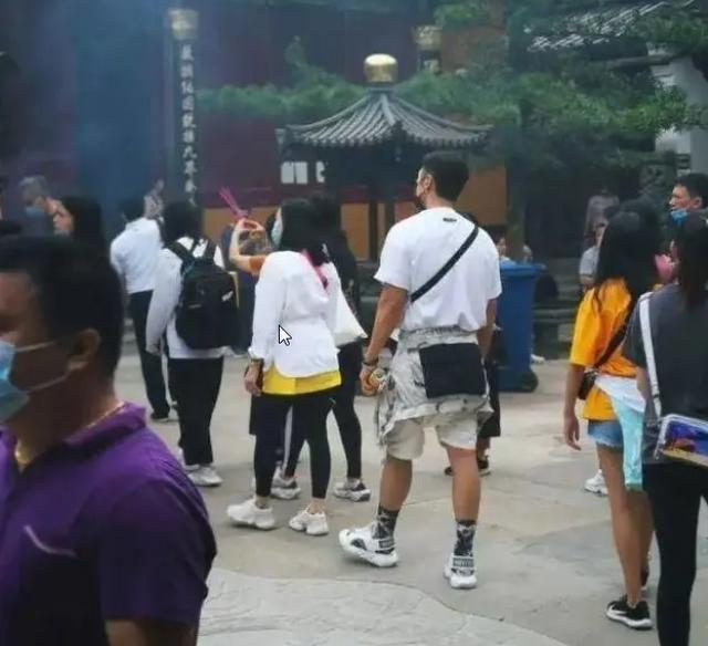 钟丽缇回应寺庙求子：想生一个属于两个人的孩子，顺其自然