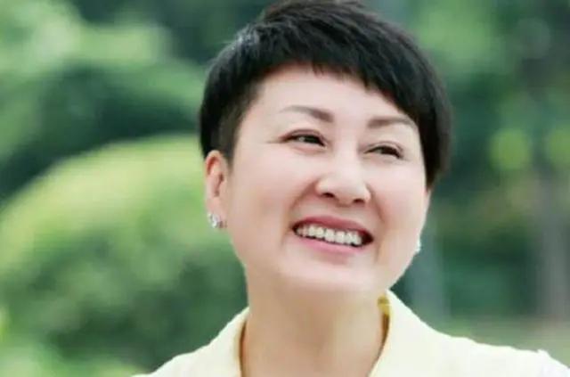 藏了24年，张凯丽“老公”原来是他，23岁女儿长相更惊艳