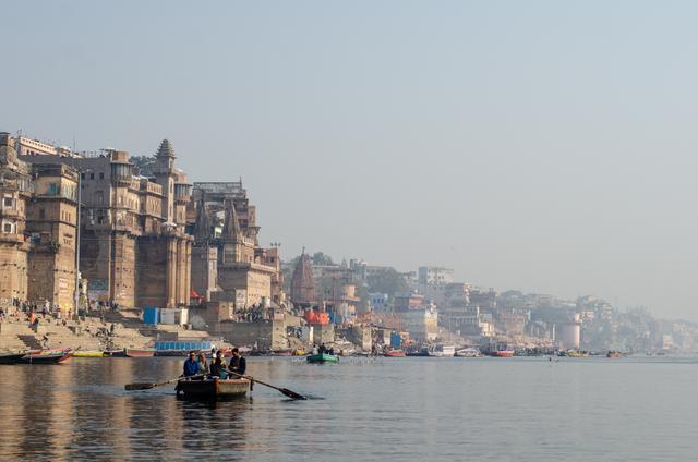 实拍印度圣城瓦拉纳西，当地人每天都去恒河沐浴，如今成旅游景点