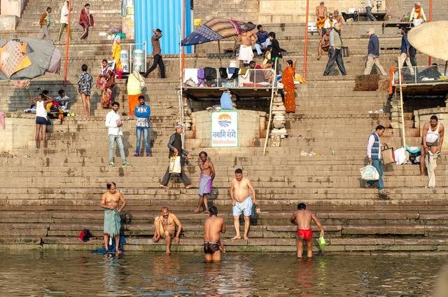 实拍印度圣城瓦拉纳西，当地人每天都去恒河沐浴，如今成旅游景点
