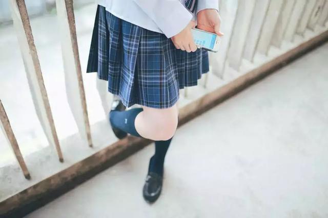 为何日本女生走路爱“内八”，难道不难受吗？姑娘：都怪传统文化