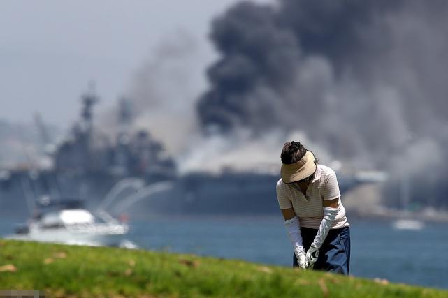 美两栖攻击舰爆炸升起火球！现场浓烟滚滚，火情难控21人重伤住院