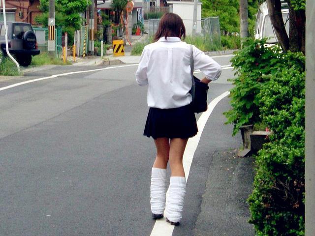 为何日本女生走路爱“内八”，难道不难受吗？姑娘：都怪传统文化