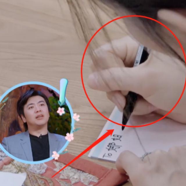 吉娜为妻子团写中文贺卡，握笔姿势却太抢镜，是不是熟手一望而知