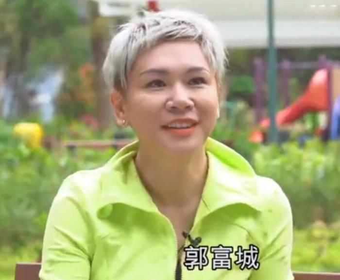 TVB前艺人崔嘉宝25岁时 给20岁的蔡少芬和洪欣演妈 没法说服自己
