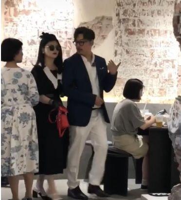 李湘王岳伦现身网红店吃饭，两人盛装打扮如走秀，网友直呼太夸张