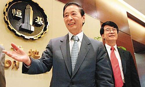 香港四大家族中，唯独1家从没登过城楼？年入800多亿，却只捐千万